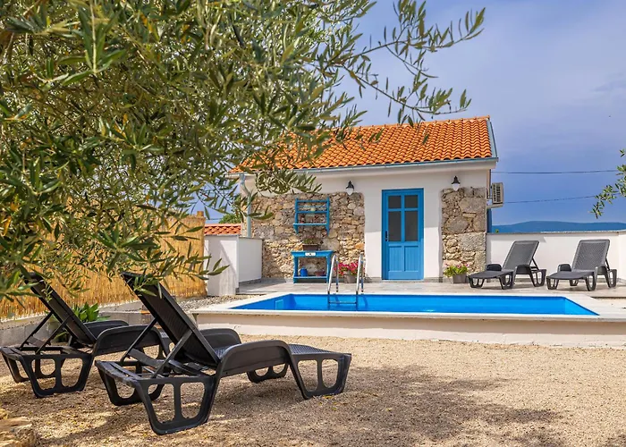 Holiday House Kuntenta With Pool And Jacuzzi