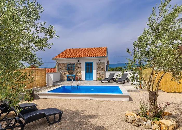 Holiday House Kuntenta With Pool And Jacuzzi