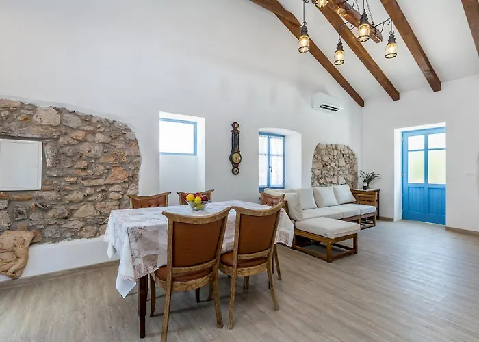 Holiday House Kuntenta With Pool And Jacuzzi
